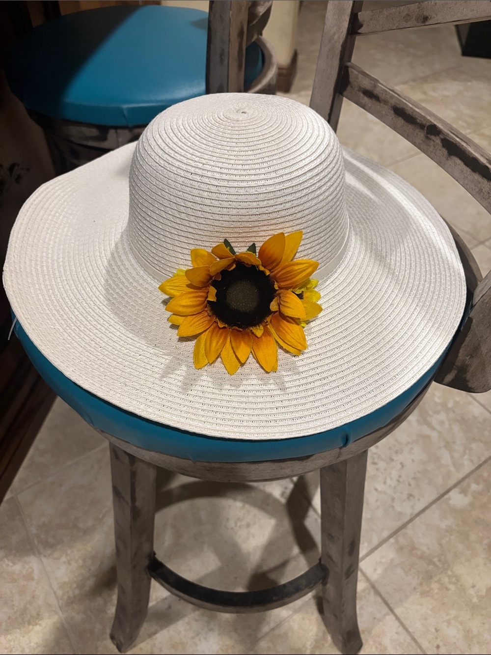 Time and Tru White Wide-Brim Sun Hat with Yellow Sunflower